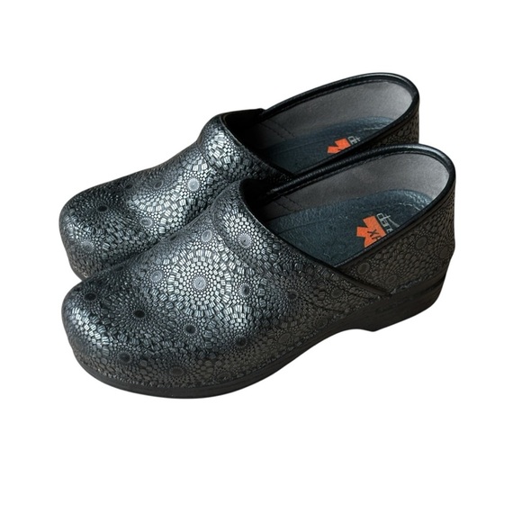 Dansko Pro XP Womens Clogs Black Medallion Embossed Leather 37 EU 7-7.5 US - Picture 6 of 10